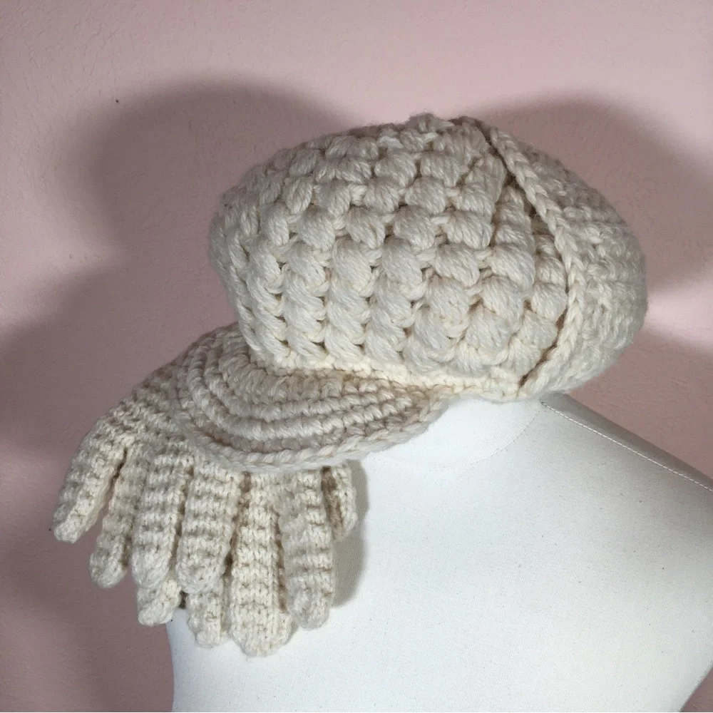 Vintage Cream Crochet Newsboy Cap and Matching Knit Gloves - Picture 13 of 15